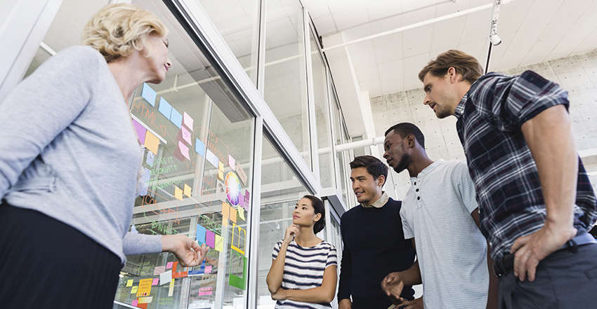 equipe-reunida-em-torno-da-gestora