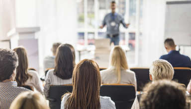 Equipe participando de um treinamento na empresa