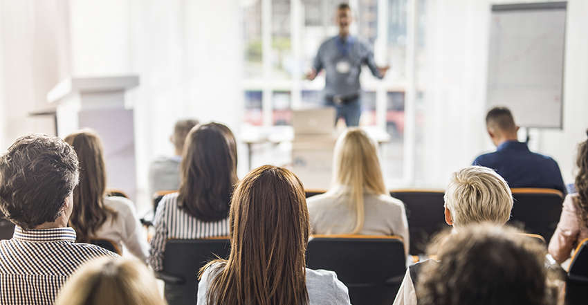 Equipe participando de um treinamento na empresa