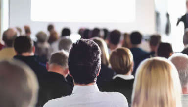 pessoas-acompanhando-uma-palestra-de-empreendedorismo